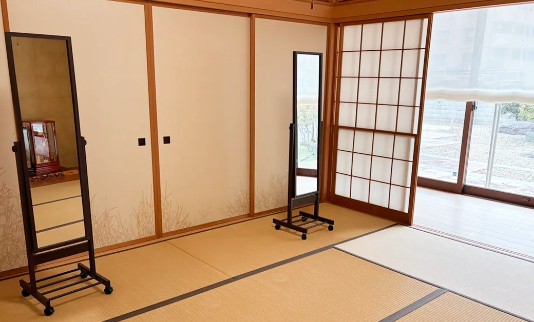 畳の部屋に2つの鏡が置かれている写真
